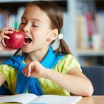 Guvernul a decis câți elevi vor beneficia anul viitor de programul ”Masă sănătoasă”
