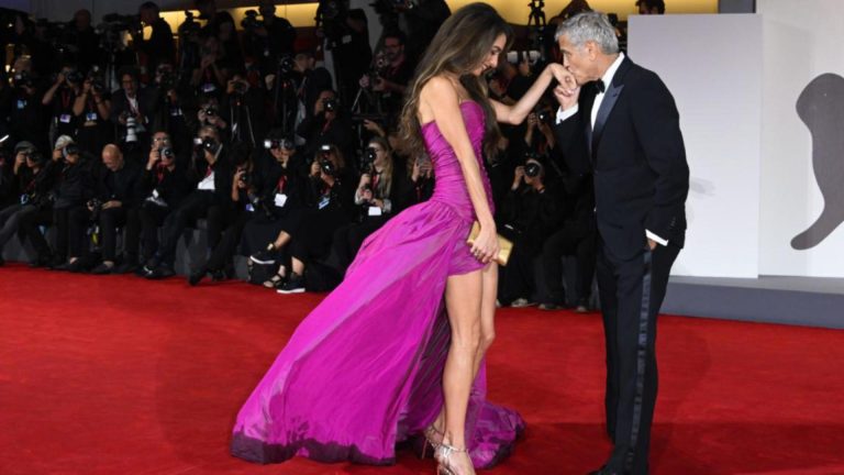 George Clooney renunță la scenele romantice: actorul nu va mai săruta alte femei în filme după ce i-a promis soției sale