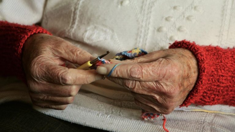 Vești proaste pentru pensionari. Pensiile din ianuarie 2026 vin cu întârziere și fără indexare