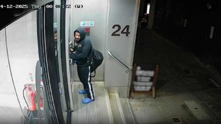 Cel mai nepregătit hoț: a vrut să spargă o corporație și a rămas cu mânerul ușii în mână