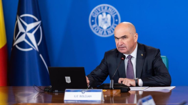 Bolojan îngheață salariile de anul viitor, ședință crucială la Guvern. Cât pierd românii dacă salariul minim nu crește - SURSE