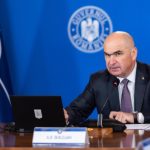 După ce i-a sărăcit pe români, Bolojan se laudă că mănâncă sarmale și cârnați de Crăciun. Premierul merge cu iubita acasă la părinți