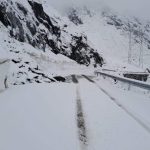 Circulație în condiții de iarnă pe multe șosele din România. Ce zone sunt afectate de ceața deasă și ninsori