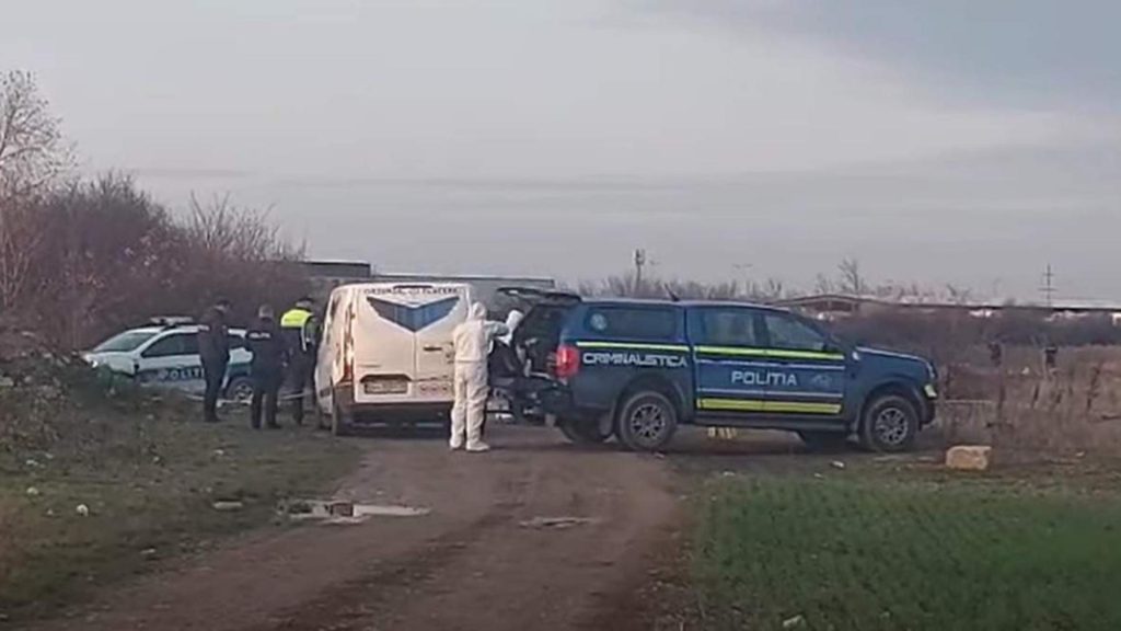 Trup carbonizat descoperit într-o mașină, lângă Oradea. Un livrator a sunat la 112