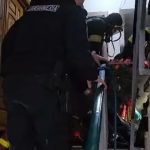 Incendiu mortal în bloc. Bărbat de 42 de ani, găsit fără viață. Pompierii au fost nevoiți să spargă ușa - VIDEO