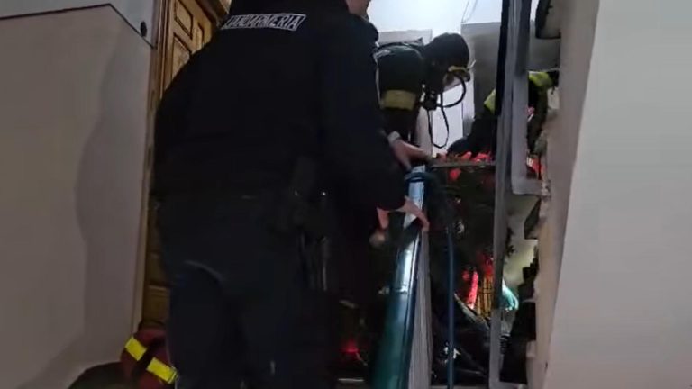 Incendiu mortal în bloc. Bărbat de 42 de ani, găsit fără viață. Pompierii au fost nevoiți să spargă ușa - VIDEO