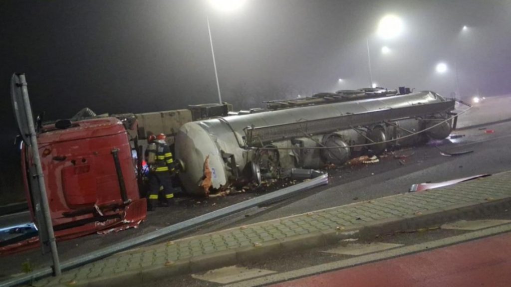 O autocisternă cu amoniac s-a răsturnat pe DN5. Traficul, blocat pe sensul spre Giurgiu - FOTO