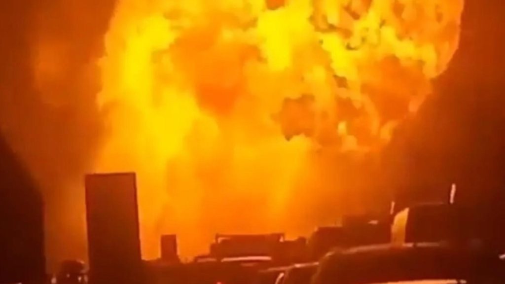 Explozie spectaculoasă pe autostrada A1 din Italia: un camion cu GPL a explodat după ce a intrat în coliziune cu un alt camion