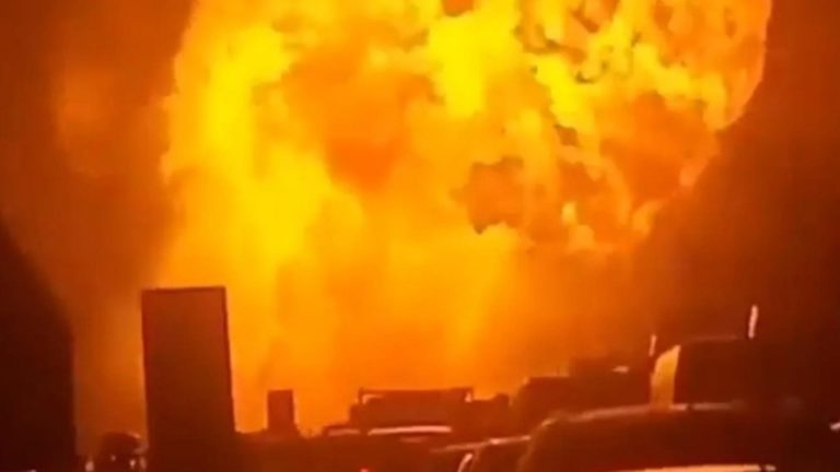 Explozie spectaculoasă pe autostrada A1 din Italia: un camion cu GPL a explodat după ce a intrat în coliziune cu un alt camion