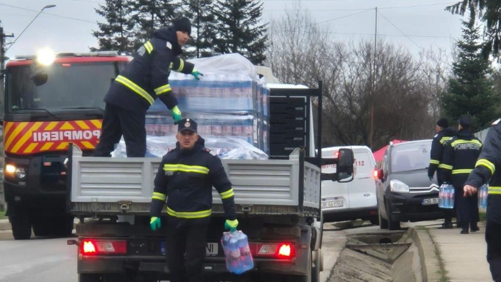 La o zi după promisiunile lui Bolojan, oamenii din Prahova tot nu au apă. MAI intervine în continuare cu cisterne și apă îmbuteliată în zonele afectate - FOTO