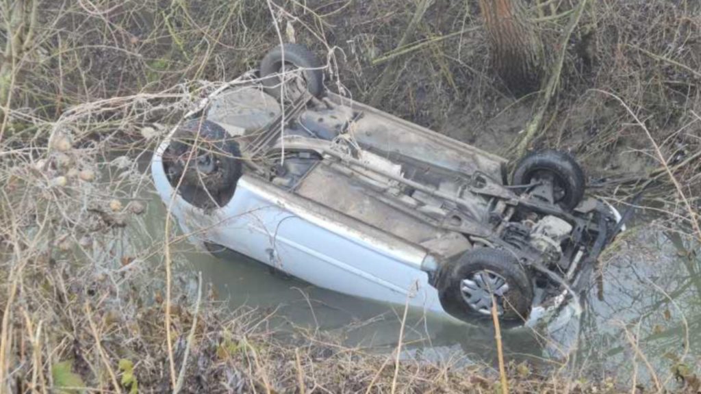 Accident grav în județul Suceava. O femeie a fost rănită, după ce s-a răsturnat cu mașina într-un șanț