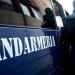 Bărbat salvat de jandarmi, după ce a căzut într-un lac din Craiova. Era urmărit de o haită de câini