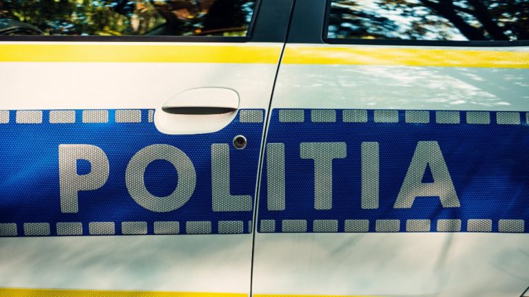 Foc de armă, tras de poliţişti pentru a prinde patru tineri care furau carburant dintr-un camion, în Tulcea