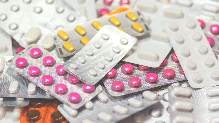 Medicamentele, tot mai scumpe: lovitură dublă pentru pacienți și spitale