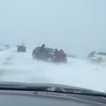 Ninsoarea și viscolul face prăpăd pe drumuri. Trafic paralizat în Brebeni, șoferii împing mașini înzăpezite - VIDEO