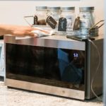 Buretele umed în cuptorul cu microunde, secretul care aruncă într-un colț de umbră detergenții. Trucul care a înnebunit internetul