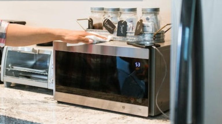 Buretele umed în cuptorul cu microunde, secretul care aruncă într-un colț de umbră detergenții. Trucul care a înnebunit internetul