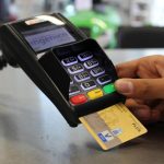 Fraudă bancară în Olt: 33 de tranzacții și un prejudiciu de 20.000 de lei. Doi bărbați au fost arestați