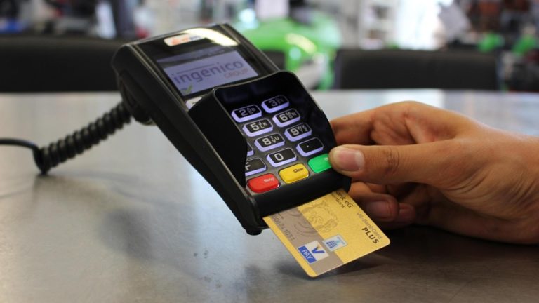 Fraudă bancară în Olt: 33 de tranzacții și un prejudiciu de 20.000 de lei. Doi bărbați au fost arestați