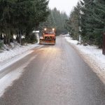 Polei pe DN 18, care traversează trei pasuri montane din județul Maramureș. Drumarii au intervenit cu material antiderapant