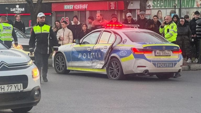 Autospecială de poliţie, implicată în accident rutier în Ploiești. Doi agenţi au fost răniţi