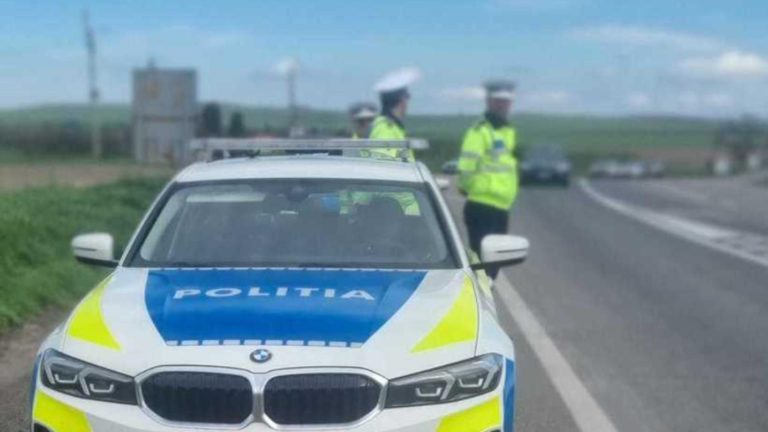 Un polițist din Arad a fost lovit de o mașină în timpul unei acțiuni cu radar pe autostradă. Bărbatul a fost transportat la spital