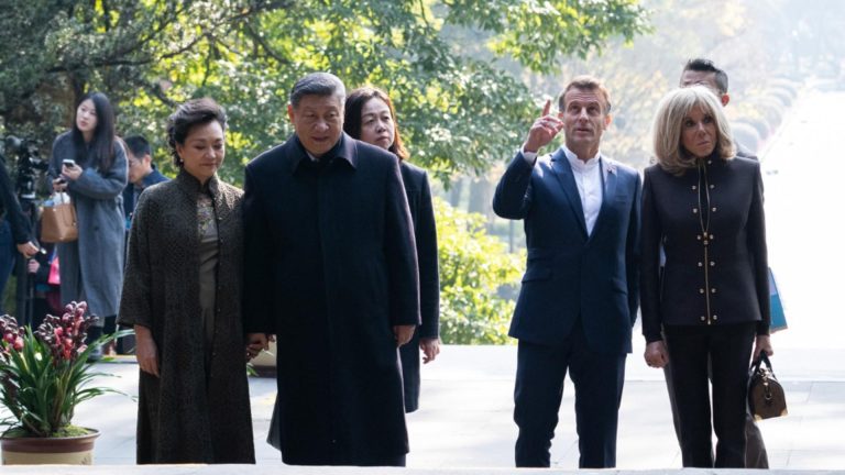 Macron face baie de mulțime în China, reziștii tac mâlc