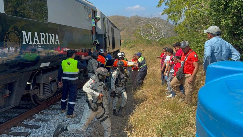Accident feroviar grav în Mexic: cel puțin 13 persoane și-au pierdut viața, aproximativ 100 au fost rănite