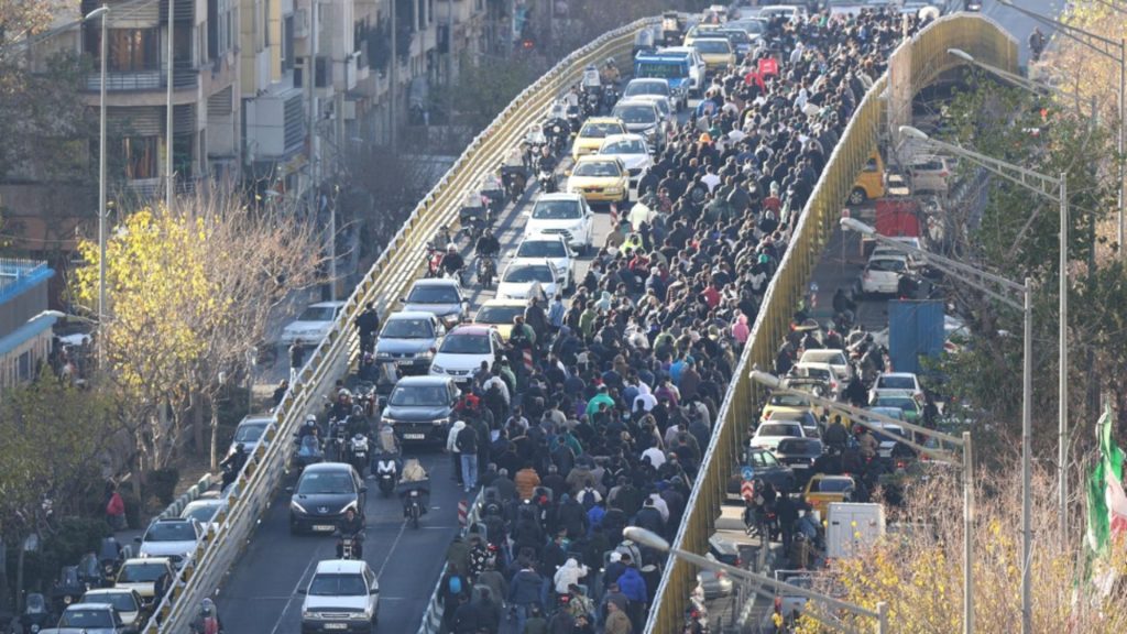 Iranul fierbe. Proteste masive și ciocniri cu forțele de ordine, după demisia guvernatorului băncii centrale
