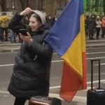 Incident la mitingul din Piața Victoriei. Ce a pățit o protestatară care a venit cu drapelul României și a pus muzică patriotică - Video
