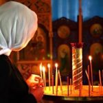 Sute de credincioși s-au rugat la moaștele Sfântului Nicolae, așezate până sâmbătă la biserica ce îi poartă numele, în Brăila