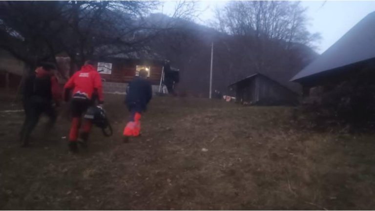 Misiune contra cronometru într-o zonă greu accesbilă din Vişeul de Jos. Salvamontiștii au intervenit pentru transportul unei femei cu probleme medicale