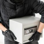 A intrat într-o locuință din Cluj și a plecat cu un seif plin de bani. Hoțul a folosit o metodă inedită