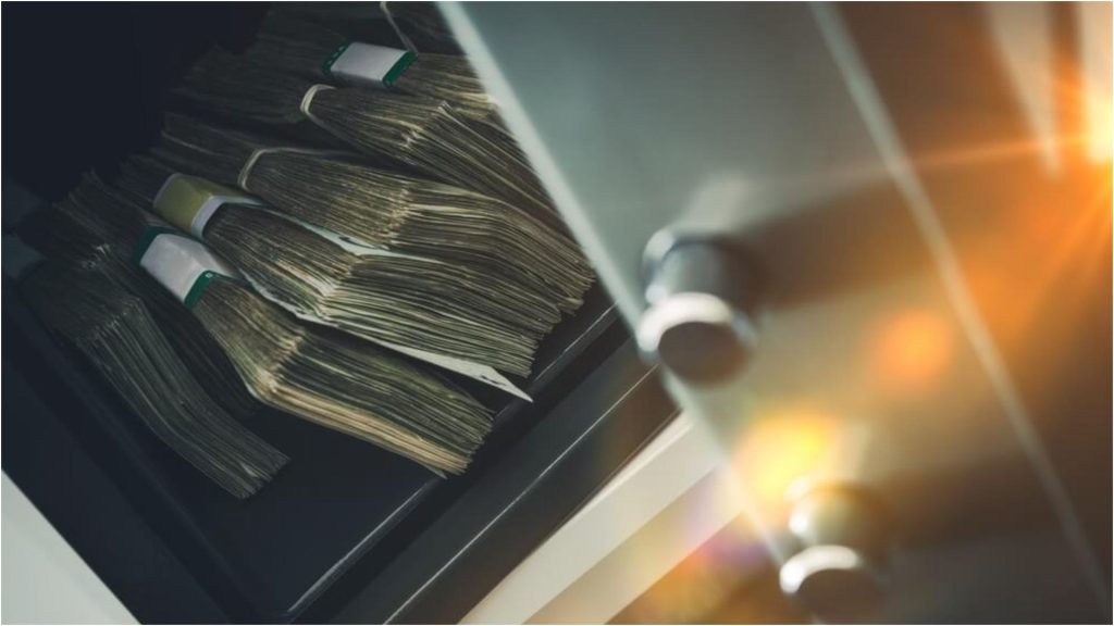Jaf ca în filme în Cluj-Napoca. Un bărbat s-a deghizat în livrator de mâncare şi a intrat într-o locuinţă de unde a furat un seif cu 40.000 de euro