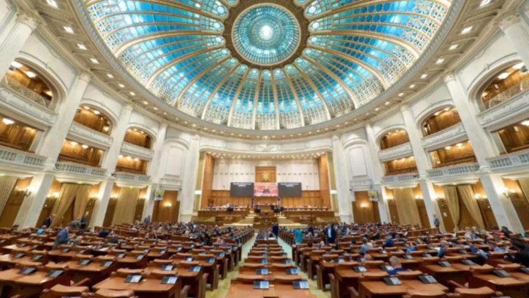 Senatul a modificat legea pensiilor private. Bolnavii de cancer nu mai pot retrage banii integral de la piloanele 2 și 3