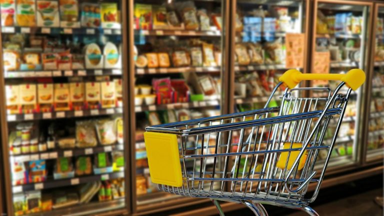 Schimbare propusă pe etichetele alimentelor: comercianții vor înlocuirea datei de expirare pentru a reduce risipa