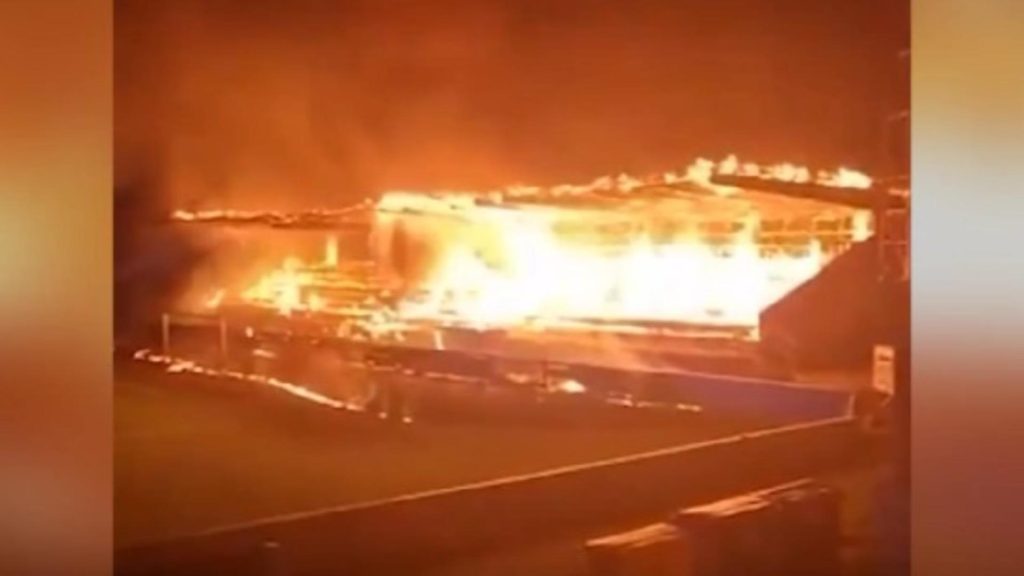 Trei adolescenți arestați după ce au incendiat un stadion. Tribuna a fost făcută scrum