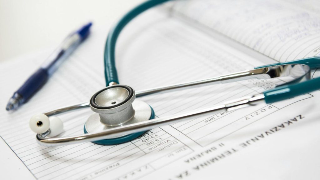 Un medic și o asistentă de la UPU Bacău, sub control judiciar după ce au eliberat concedii medicale false