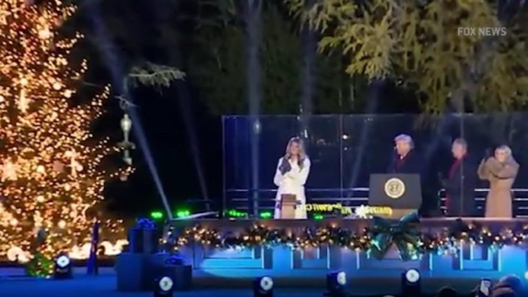Melania Trump a aprins bradul de Crăciun. Imagini senzaționale