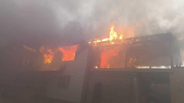 Incendiu de amploare în Bistriţa-Năsăud: două locuinţe au fost  afectate