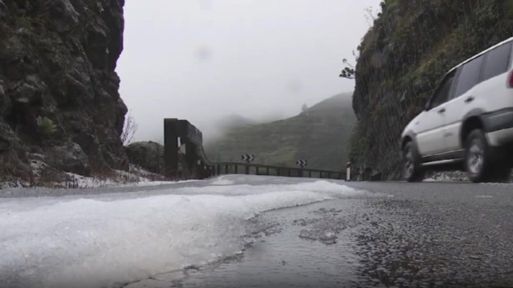 Furtuna Emilia a făcut dezastru! Zăpadă în Tenerife: drumuri înghețate și copaci doborâți