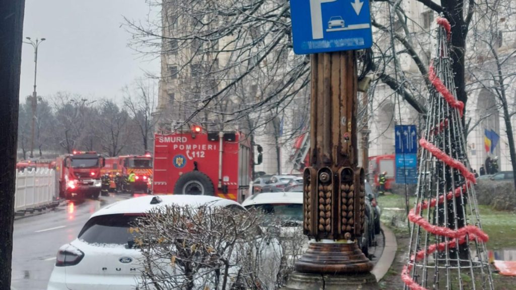 Alertă de incendiu la Ministerul Finanțelor. Mobilizare masivă a pompierilor, trafic restricționat în zonă - FOTO/VIDEO