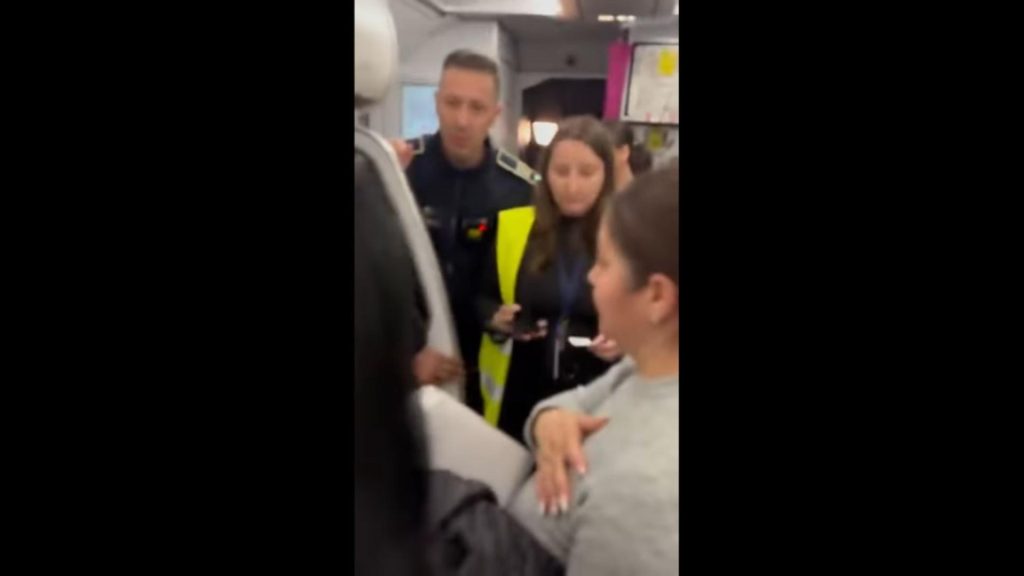 Scandal la bordul unui zbor Wizz Air. Doi pasageri, evacuați după ce același loc ar fi fost vândut de două ori - VIDEO