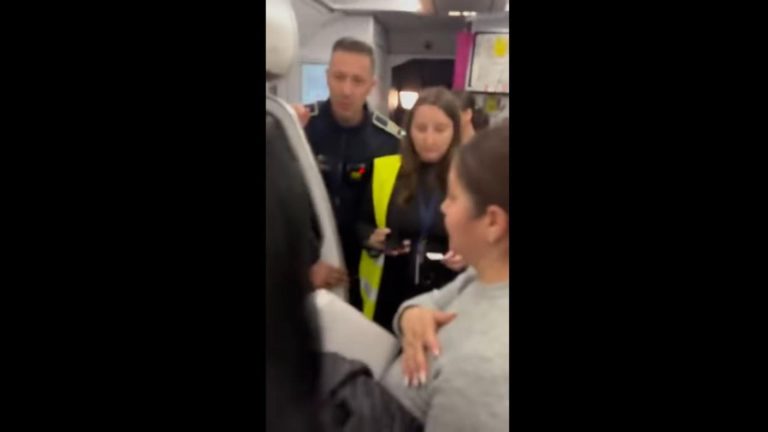 Scandal la bordul unui zbor Wizz Air. Doi pasageri, evacuați după ce același loc ar fi fost vândut de două ori - VIDEO