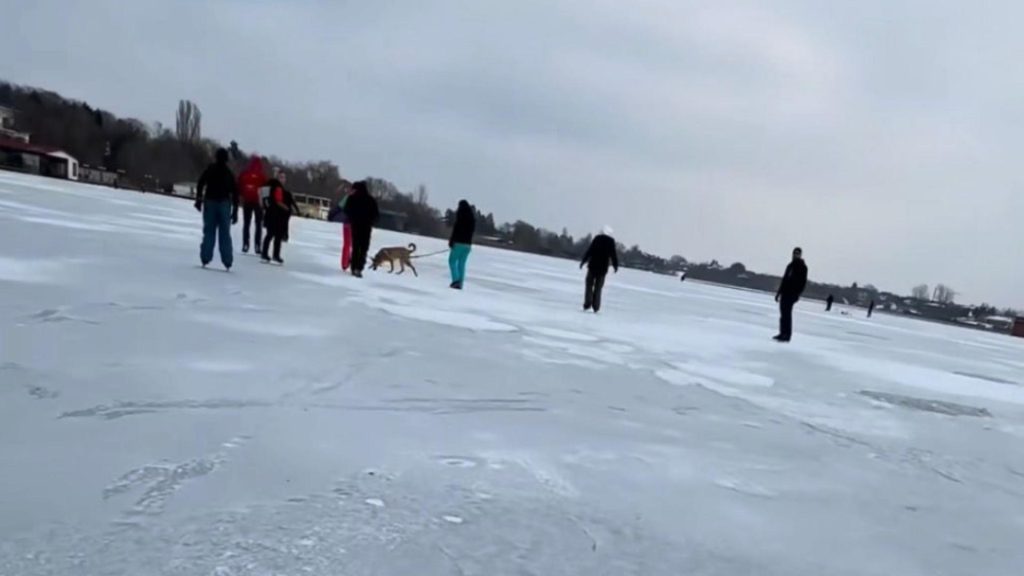 Gerul a înghețat lacul Snagov. Cetățenii s-au avântat pe gheață, după ce o fetiță a fost la un pas de tragedie la Craiova