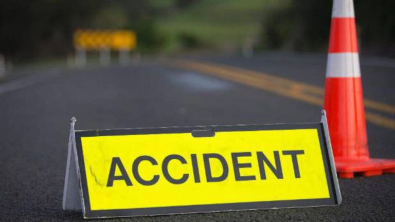 Accident grav în Suceava. Cinci oameni răniți după ce o mașină s-a răsturnat