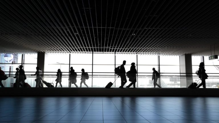 Scenă macabră pe un aeroport din Tenerife. Un bătrân de 80 de ani a încercat să se îmbarce cu soția moartă, așezată într-un scaun cu rotile