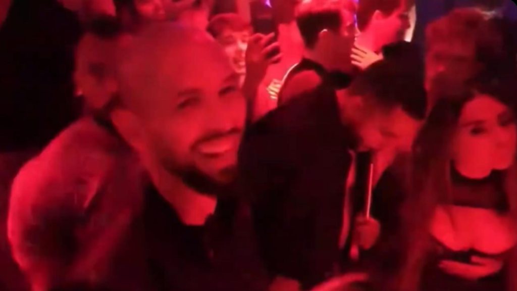 Frații Tate și alți influenceri, surprinși făcând salutul nazist și intonând melodia antisemită a lui Kanye West într-un club de lux din Miami - VIDEO