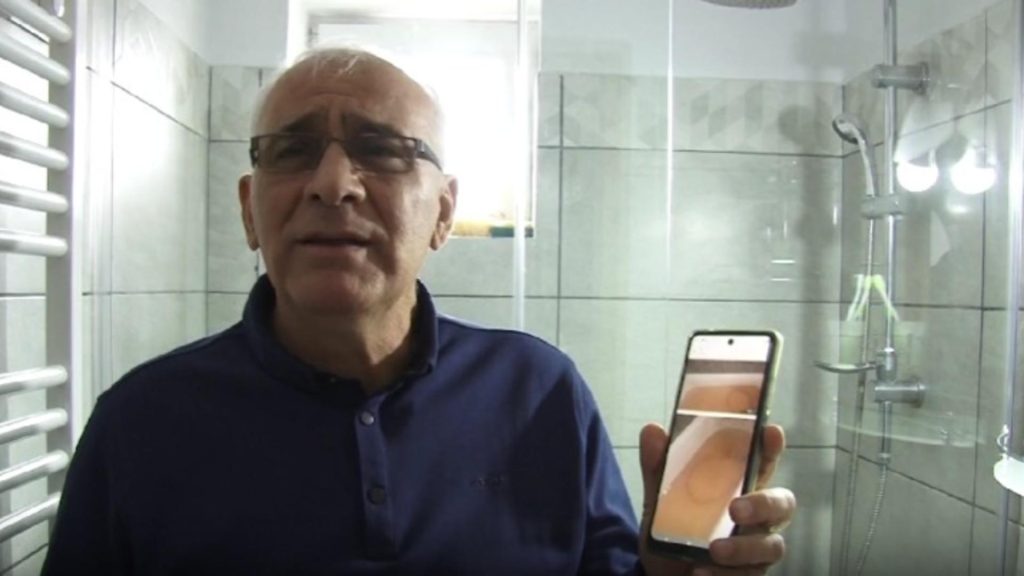 Revolta românilor care primesc mizerie la robinet de luni întregi. Apa neagră, facturată la preț de apă potabilă
