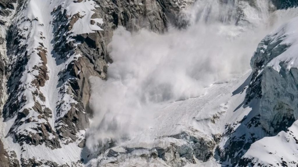 Riscul de avalanșă în Munții Făgăraș, ridicat la gradul patru din cinci. Avertismentul meteorolgilor
